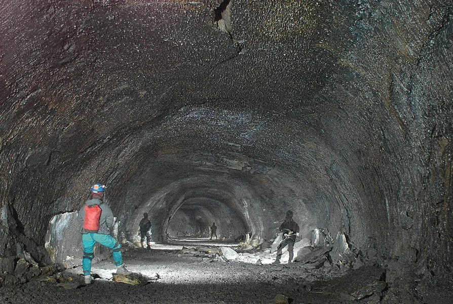 lava cave 관련 이미지 (위키백과 대표 이미지)