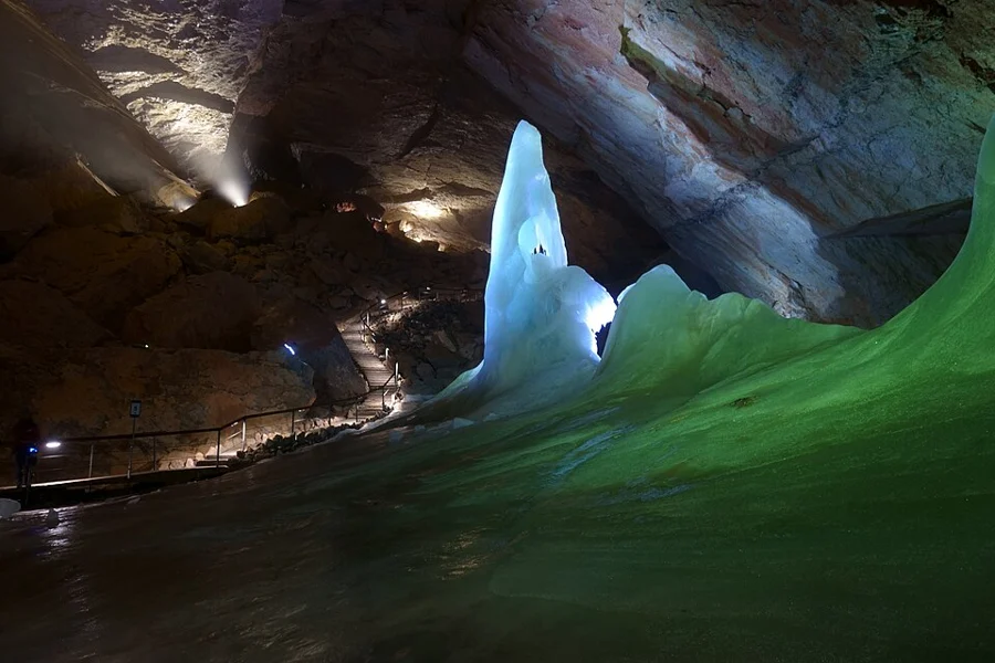 ice cave 관련 이미지 (위키백과 대표 이미지)
